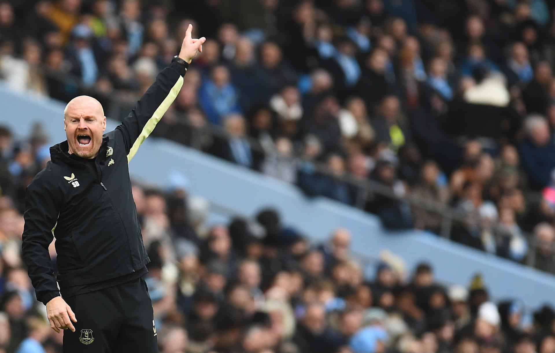 Sean Dyche, nuevo entrenador del Nottingham Forest, durante un partido contra el Manchester City, el 26 de diciembre de 2024, durante su etapa al frente del Everton. EFE/EPA/PETER POWELL