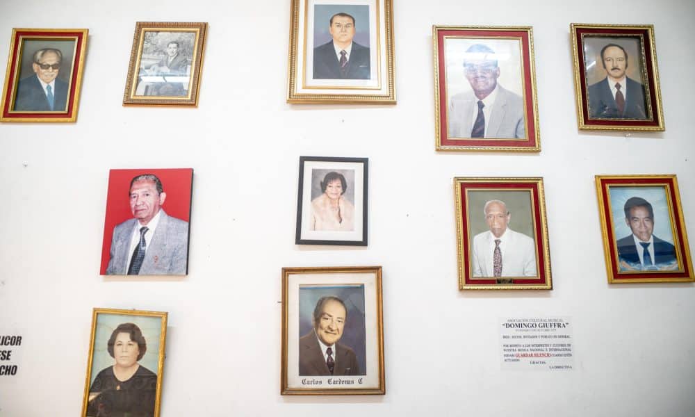 Retratos colgados en una pared del interior de la Asociación Cultural Musical Domingo Giuffra en Lima (Perú). EFE/ John Reyes Mejia