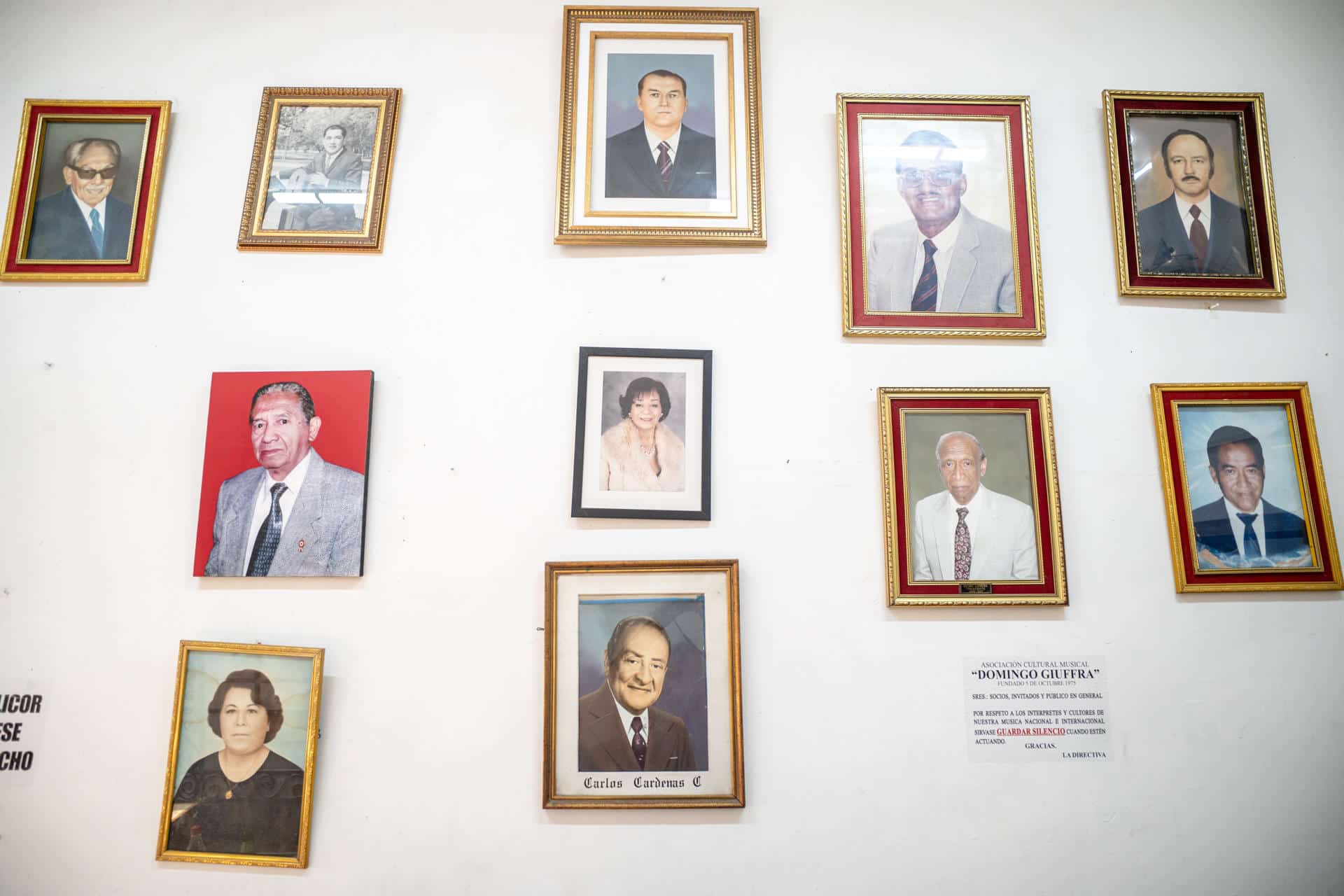 Retratos colgados en una pared del interior de la Asociación Cultural Musical Domingo Giuffra en Lima (Perú). EFE/ John Reyes Mejia