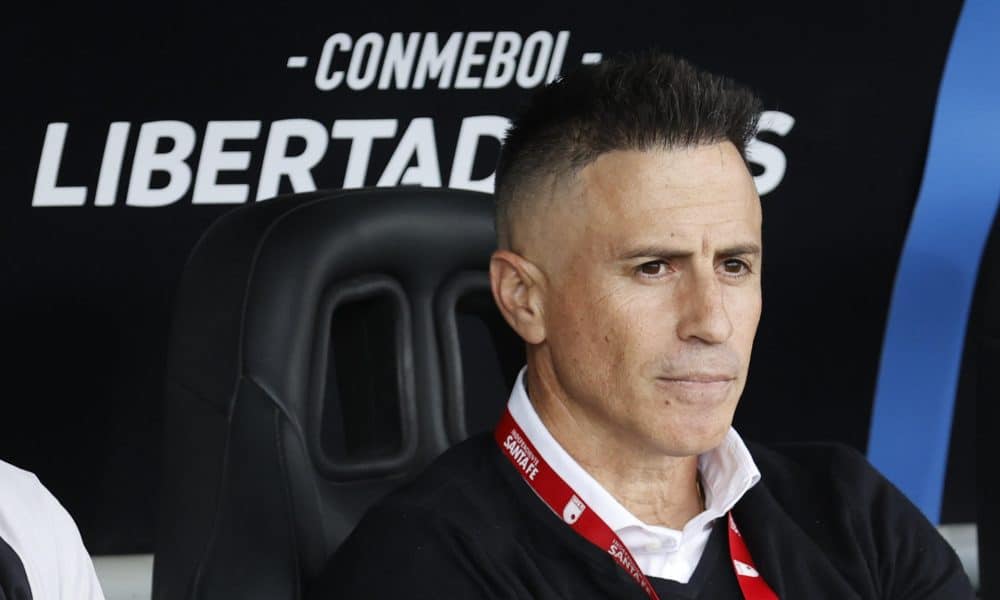 AMDEP2979. BOGOTÁ (COLOMBIA), 25/02/2025.- El entrenador de Santa Fe Pablo Peirano observa desde el banco este martes, en un partido de la segunda ronda de la Copa Libertadores entre Independiente Santa Fe e Iquique en el estadio de Techo en Bogotá (Colombia). EFE/ Mauricio Dueñas Castañeda