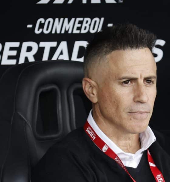 AMDEP2979. BOGOTÁ (COLOMBIA), 25/02/2025.- El entrenador de Santa Fe Pablo Peirano observa desde el banco este martes, en un partido de la segunda ronda de la Copa Libertadores entre Independiente Santa Fe e Iquique en el estadio de Techo en Bogotá (Colombia). EFE/ Mauricio Dueñas Castañeda