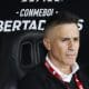 AMDEP2979. BOGOTÁ (COLOMBIA), 25/02/2025.- El entrenador de Santa Fe Pablo Peirano observa desde el banco este martes, en un partido de la segunda ronda de la Copa Libertadores entre Independiente Santa Fe e Iquique en el estadio de Techo en Bogotá (Colombia). EFE/ Mauricio Dueñas Castañeda