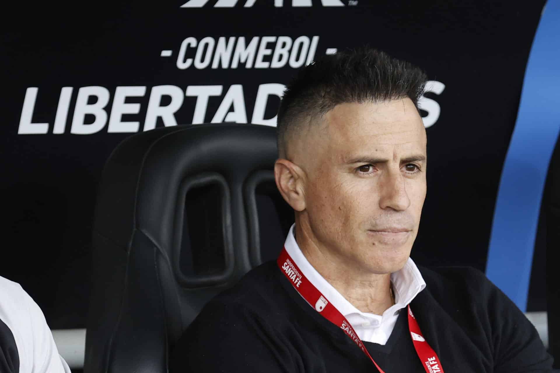 AMDEP2979. BOGOTÁ (COLOMBIA), 25/02/2025.- El entrenador de Santa Fe Pablo Peirano observa desde el banco este martes, en un partido de la segunda ronda de la Copa Libertadores entre Independiente Santa Fe e Iquique en el estadio de Techo en Bogotá (Colombia). EFE/ Mauricio Dueñas Castañeda