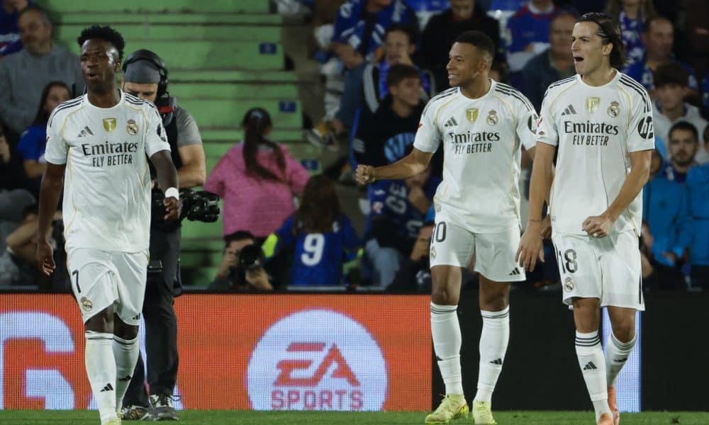 El delantero francés del Real Madrid, Kylian Mbappé (2d), celebra el primer gol del equipo madridista durante el partido de la jornada 9 de LaLiga EA Sports que Getafe y Real Madrid disputaron en el Coliseum, en Getafe (Comunidad de Madrid). EFE/Mariscal.