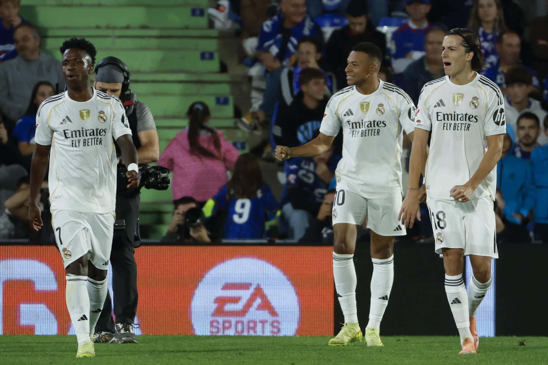 El delantero francés del Real Madrid, Kylian Mbappé (2d), celebra el primer gol del equipo madridista durante el partido de la jornada 9 de LaLiga EA Sports que Getafe y Real Madrid disputaron en el Coliseum, en Getafe (Comunidad de Madrid). EFE/Mariscal.