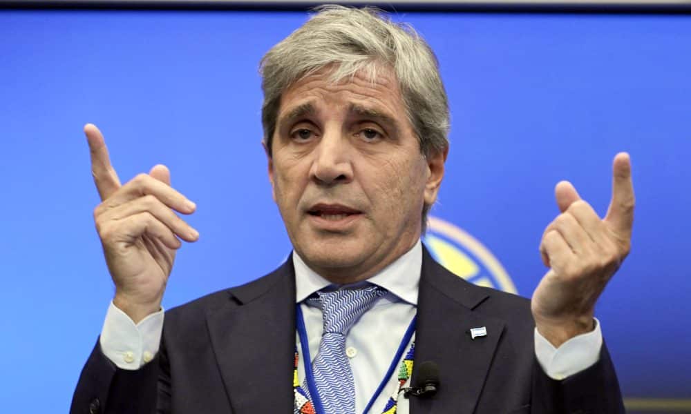 El ministro de Economía argentino, Luis Caputo, habla durante un evento en el Atlantic Council este miércoles, en Washington (Estados Unidos). EFE/ Lenin Nolly