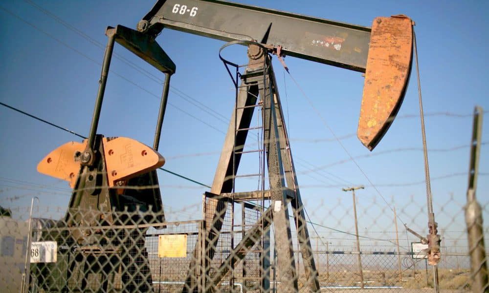 Unas bombas de extracción en un campo petrolífero, en una fotografía de archivo. EFE/Sean Masterson.