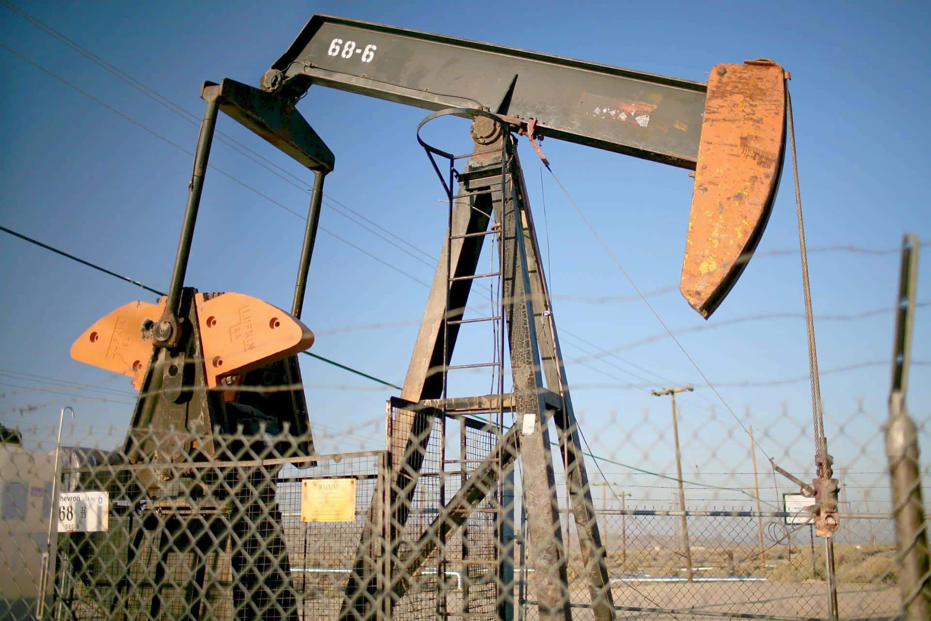Unas bombas de extracción en un campo petrolífero, en una fotografía de archivo. EFE/Sean Masterson.