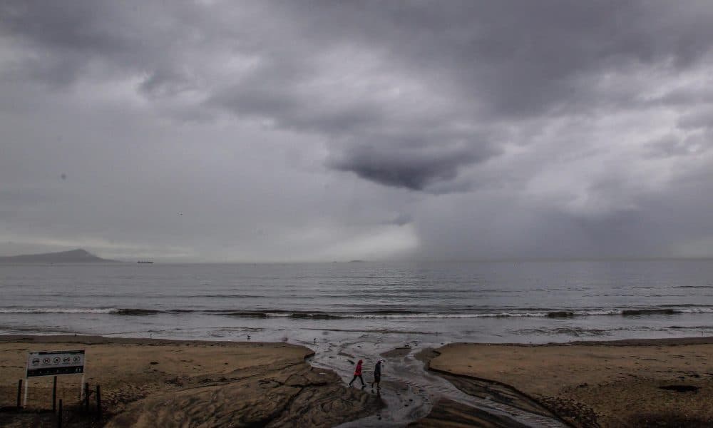 Fotografía de archivo de una pareja caminando por la playa, en Ensenada, Baja California (México). EFE/ Alejandro Zepeda