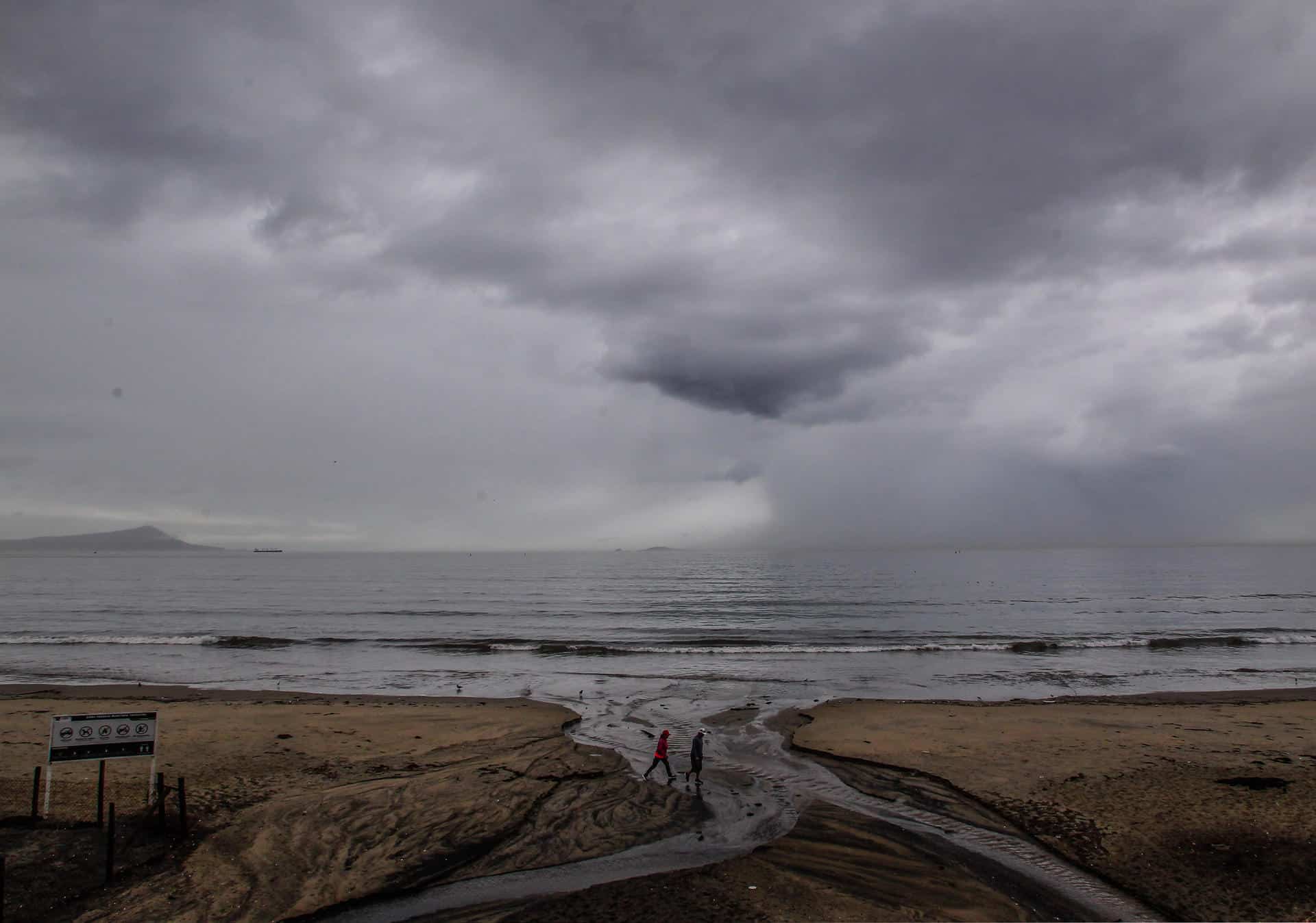 Fotografía de archivo de una pareja caminando por la playa, en Ensenada, Baja California (México). EFE/ Alejandro Zepeda