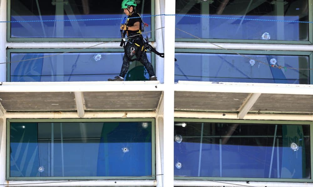 Una persona extiende cables en el exterior del Coliseo de Puerto Rico este viernes, en San Juan (Puerto Rico). EFE/ Thais Llorca