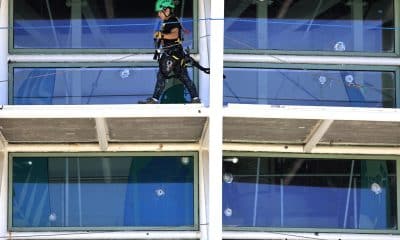 Una persona extiende cables en el exterior del Coliseo de Puerto Rico este viernes, en San Juan (Puerto Rico). EFE/ Thais Llorca