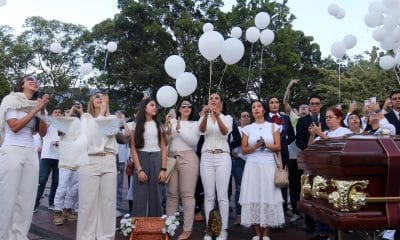 Familiares y amigos del cantante colombiano B-King, asesinado en México, sueltan globos blancos durante su funeral, este jueves, 2 de octubre, en Medellín (Colombia). EFE/STR