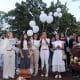 Familiares y amigos del cantante colombiano B-King, asesinado en México, sueltan globos blancos durante su funeral, este jueves, 2 de octubre, en Medellín (Colombia). EFE/STR