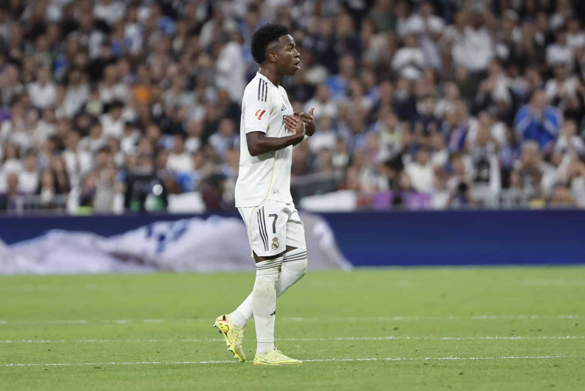 El delantero del Real Madrid Vinicius Jr, reacciona al ser sustituido durante el partido de la décima jornada de LaLiga EA Sports, que Real Madrid y FC Barcelona disputaron en el estadio Santiago Bernabéu. EFE/ Sergio Perez