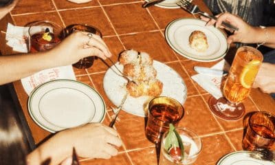 Hong Kong se ha coronado como capital universal del trago perfecto de la mano de Bar Leone, tras ser nombrado Mejor Bar del Mundo 2025 por la lista World’s 50 Best Bars, un reconocimiento que celebra un establecimiento sin pretensiones, con una identidad que ha elevado la coctelería auténtica a la categoría de arte urbano. EFE/ Bar Leone  - SOLO USO EDITORIAL/SOLO DISPONIBLE PARA ILUSTRAR LA NOTICIA QUE ACOMPAÑA (CRÉDITO OBLIGATORIO) -