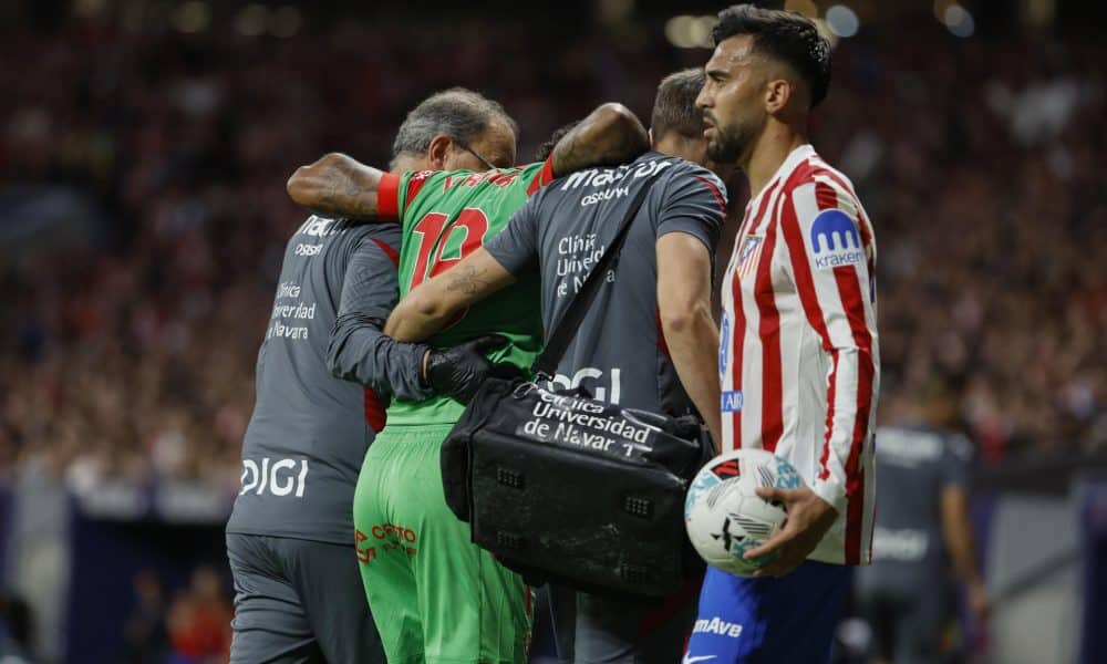 El defensa francés de Osasuna, Valentin Rosier, abandona el terreno de juego tras caer lesioando durante el encuentro correspondiente a la jornada 9 de Laliga EA Sports que disputaron Atlético de Madrid y Osasuna en el estadio Metropolitano, en Madrid. EFE / Mariscal.