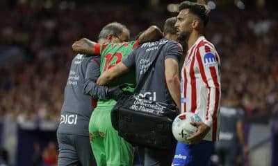 El defensa francés de Osasuna, Valentin Rosier, abandona el terreno de juego tras caer lesioando durante el encuentro correspondiente a la jornada 9 de Laliga EA Sports que disputaron Atlético de Madrid y Osasuna en el estadio Metropolitano, en Madrid. EFE / Mariscal.
