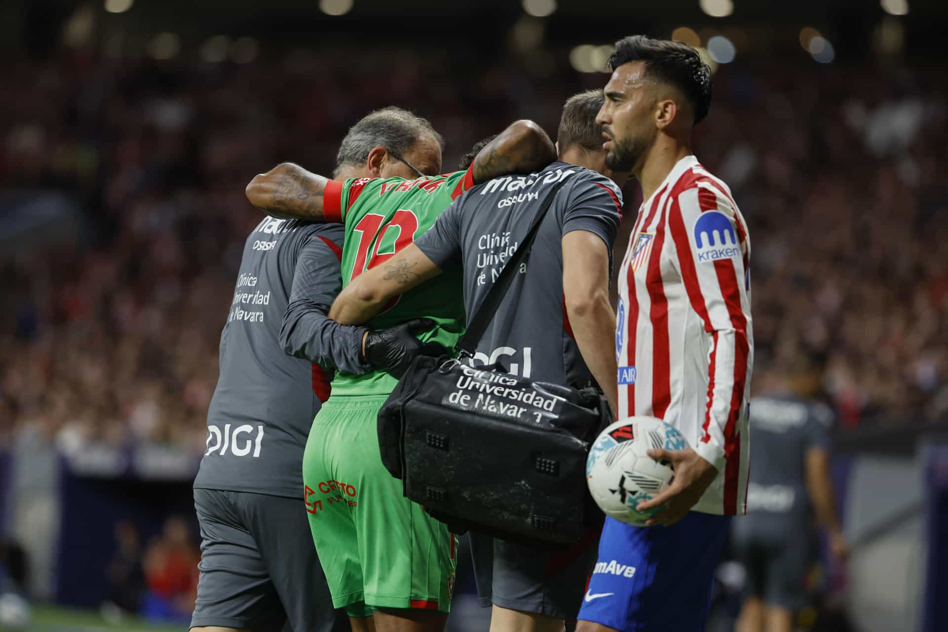 El defensa francés de Osasuna, Valentin Rosier, abandona el terreno de juego tras caer lesioando durante el encuentro correspondiente a la jornada 9 de Laliga EA Sports que disputaron Atlético de Madrid y Osasuna en el estadio Metropolitano, en Madrid. EFE / Mariscal.