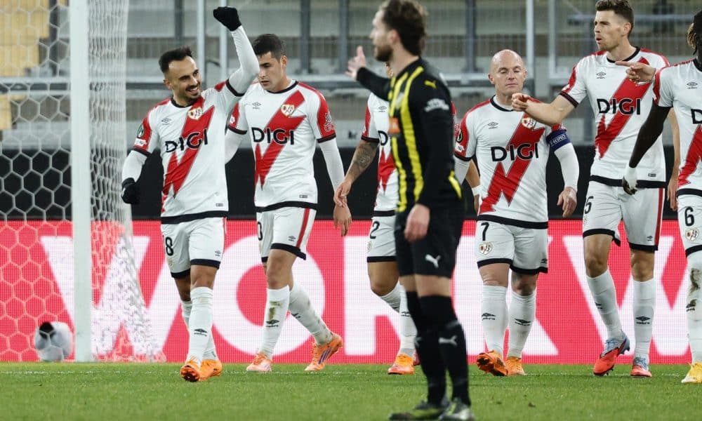 Álvaro García (i), del Rayo Vallecano, celebra con sus compañeros un gol conseguido ante el Hacken en el partido de este jueves, correspondiente a la Liga Conferencia. EFE/ Adam Ihse *SWEDEN OUT*