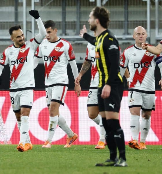 Álvaro García (i), del Rayo Vallecano, celebra con sus compañeros un gol conseguido ante el Hacken en el partido de este jueves, correspondiente a la Liga Conferencia. EFE/ Adam Ihse *SWEDEN OUT*