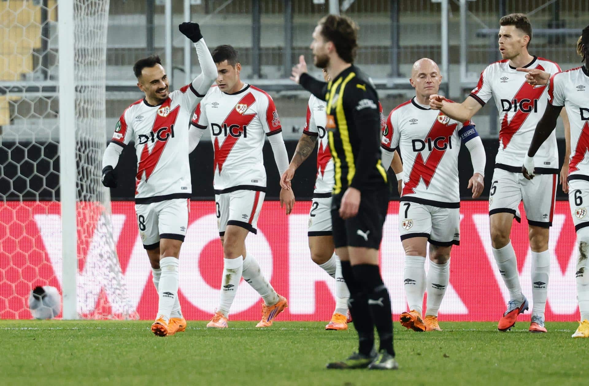 Álvaro García (i), del Rayo Vallecano, celebra con sus compañeros un gol conseguido ante el Hacken en el partido de este jueves, correspondiente a la Liga Conferencia. EFE/ Adam Ihse *SWEDEN OUT*