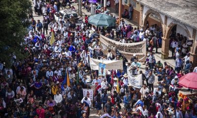 Cientos de personas participan en la peregrinación en memoria del padre Marcelo Pérez a un año de su asesinato este lunes, en el municipio San Andrés Larráinzar (México). EFE/Carlos López