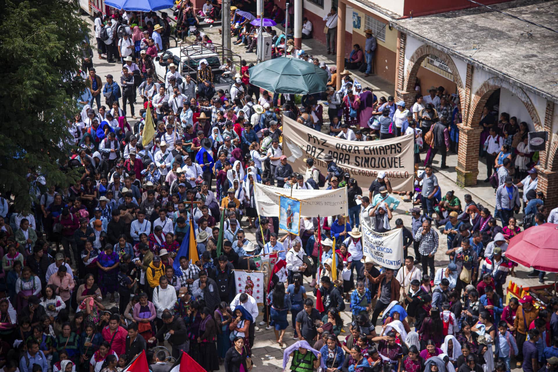Cientos de personas participan en la peregrinación en memoria del padre Marcelo Pérez a un año de su asesinato este lunes, en el municipio San Andrés Larráinzar (México). EFE/Carlos López