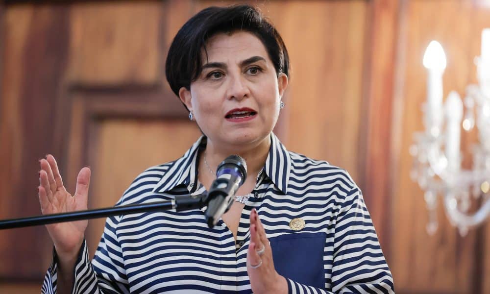 La canciller de Ecuador, Gabriela Sommerfeld, habla durante una rueda de prensa este lunes, en Quito (Ecuador). EFE/ José Jácome