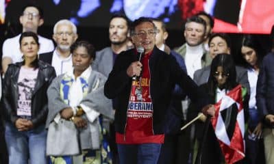 El presidente de Colombia, Gustavo Petro, habla en la plaza de Bolívar este viernes, en Bogotá (Colombia). EFE/ Carlos Ortega