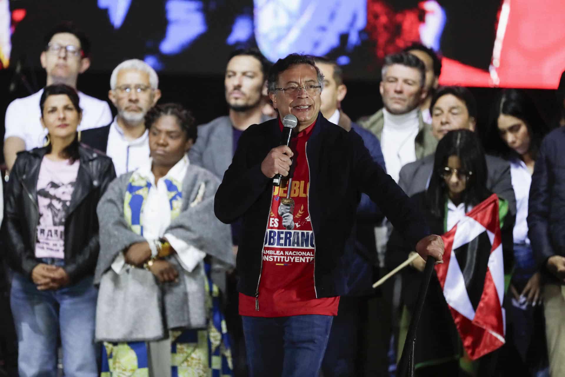 El presidente de Colombia, Gustavo Petro, habla en la plaza de Bolívar este viernes, en Bogotá (Colombia). EFE/ Carlos Ortega