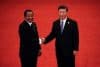 El presidente chino, Xi Jinping (d), estrecha la mano del presidente de Camerún, Paul Biya (i), durante el Foro de Cooperación África-China (FOCAC) el 3 de septiembre de 2018. 
EFE/ Andy Wong / Pool
