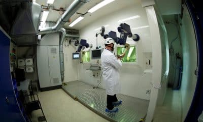 En la imagen de archivo, un ingeniero de la CERN (Organización Europea para la Investigación Nuclear) realiza una demostración en el laboratorio aislado para las radiaciones nucleares, en Meyrin, Suiza. EFE/ Salvatore Di Nolfi