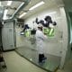 En la imagen de archivo, un ingeniero de la CERN (Organización Europea para la Investigación Nuclear) realiza una demostración en el laboratorio aislado para las radiaciones nucleares, en Meyrin, Suiza. EFE/ Salvatore Di Nolfi