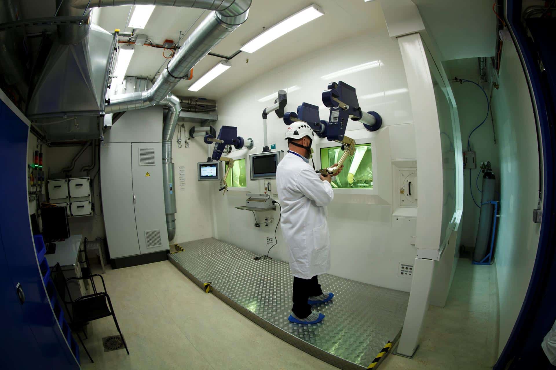En la imagen de archivo, un ingeniero de la CERN (Organización Europea para la Investigación Nuclear) realiza una demostración en el laboratorio aislado para las radiaciones nucleares, en Meyrin, Suiza. EFE/ Salvatore Di Nolfi