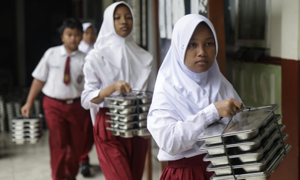 Estudiantes indonesios cargan bandejas de comida gratuita en una escuela primaria en Depok, Java Occidental, Indonesia, el 19 de agosto de 2025, en el marco del programa insignia del presidente Prabowo Subianto, por el que más de 6.000 niños han sufrido intoxicaciones alimentarias desde su lanzamiento en enero. EFE/EPA/BAGUS INDAHONO