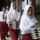 Estudiantes indonesios cargan bandejas de comida gratuita en una escuela primaria en Depok, Java Occidental, Indonesia, el 19 de agosto de 2025, en el marco del programa insignia del presidente Prabowo Subianto, por el que más de 6.000 niños han sufrido intoxicaciones alimentarias desde su lanzamiento en enero. EFE/EPA/BAGUS INDAHONO