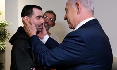 .  El primer ministro de Israel, Benjamin Netanyahu, conversa con Guy Gilboa-Dalal (i), durante la visita que Netanyahu y su esposa, Sara, realizaron a los rehenes liberados en el Hospital Beilinson, situado en Petaj Tikva, Israel.​ EFE/Cuenta X de Benjamin Netanyahu -SOLO USO EDITORIAL/SOLO DISPONIBLE PARA ILUSTRAR LA NOTICIA QUE ACOMPAÑA (CRÉDITO OBLIGATORIO)-