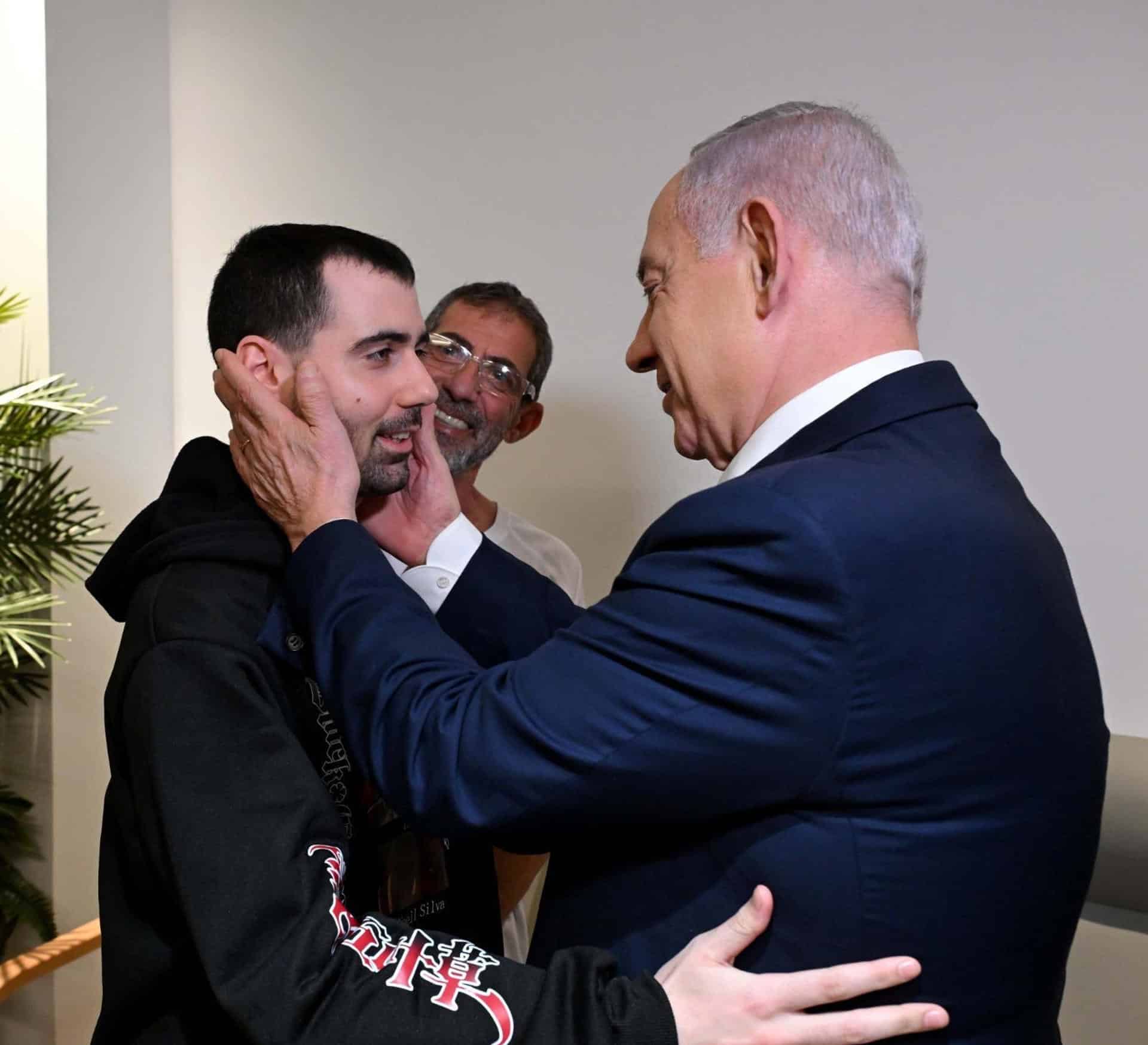 .  El primer ministro de Israel, Benjamin Netanyahu, conversa con Guy Gilboa-Dalal (i), durante la visita que Netanyahu y su esposa, Sara, realizaron a los rehenes liberados en el Hospital Beilinson, situado en Petaj Tikva, Israel.​ EFE/Cuenta X de Benjamin Netanyahu -SOLO USO EDITORIAL/SOLO DISPONIBLE PARA ILUSTRAR LA NOTICIA QUE ACOMPAÑA (CRÉDITO OBLIGATORIO)-