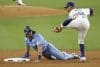 Addison Barger (izq.) de los Azulejos de Toronto se desliza de regreso a la segunda base en un intento de robo por parte del campocorto de los Dodgers de Los Ángeles Mookie Betts (der.) en el quinto juego de la Serie Mundial de la MLB. EFE/EPA/CAROLINE BREHMAN

