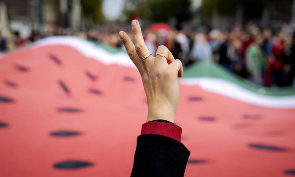 Bruselas, 5 oct (EFE).- Una marea de personas vestidas de rojo llenó este domingo las calles de Ámsterdam para exigir al Gobierno neerlandés "medidas concretas para detener el genocidio israelí y la ocupación de Palestina".EFE/EPA/KOEN VAN WEEL