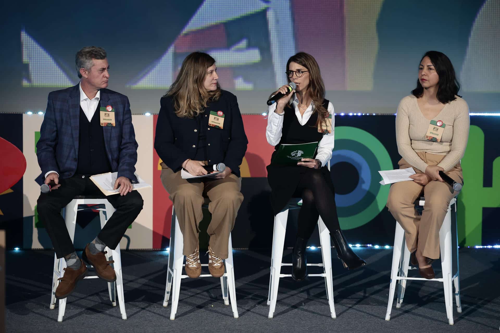 Desde la izquierda, el director ejecutivo del Centro de Estudios del Sector Privado para el Desarrollo Sustentable (CESPEDES), José Ramón Ardavín; la directora de Asuntos Corporativos de Tetra Pak, Zerene Kahan Oblatt; la vicepresidenta de Asuntos Corporativos de Heineken México, Claudia de la Vega, y la directora de Desarrollo Sustentable y Energía de la Cámara Nacional de la Industria del Hierro y del Acero (Canacero), Mónica Barrera, hablan durante el panel 'Logros desde México en economía circular' en el marco del foro 'México por el clima' este jueves, en la Ciudad de México (México). EFE/ José Méndez