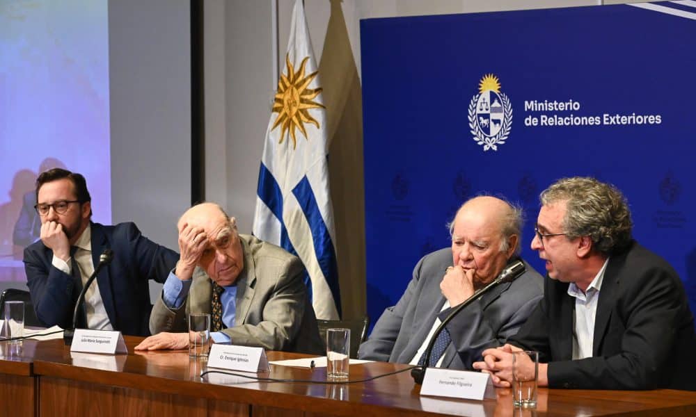 El expresidente de Uruguay Julio María Sanguinetti (c-i) y el ex secretario general iberoamericano Enrique Iglesias (c-d) hablan durante el Encuentro Internacional Alternativas Urgentes para el Multilateralismo este martes, en Montevideo (Uruguay).EFE/ Federico Gutiérrez