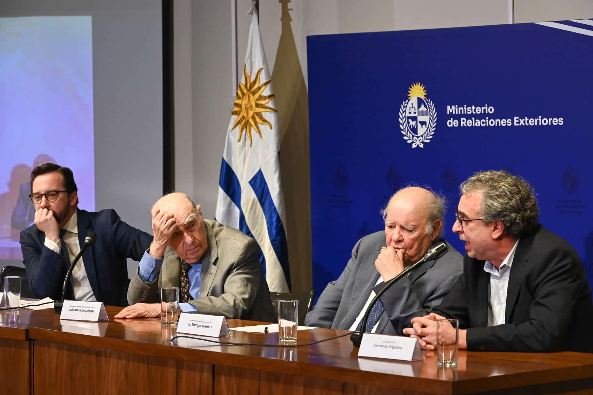El expresidente de Uruguay Julio María Sanguinetti (c-i) y el ex secretario general iberoamericano Enrique Iglesias (c-d) hablan durante el Encuentro Internacional Alternativas Urgentes para el Multilateralismo este martes, en Montevideo (Uruguay).EFE/ Federico Gutiérrez