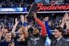 El dominicano Vladimir Guerrero Jr. (c), de los Azulejos, celebra con el trofeo que lo acredita como el Jugador Más Valioso (MVP) de la Serie de Campeonato de la Liga Americana. EFE/EPA/EDUARDO LIMA