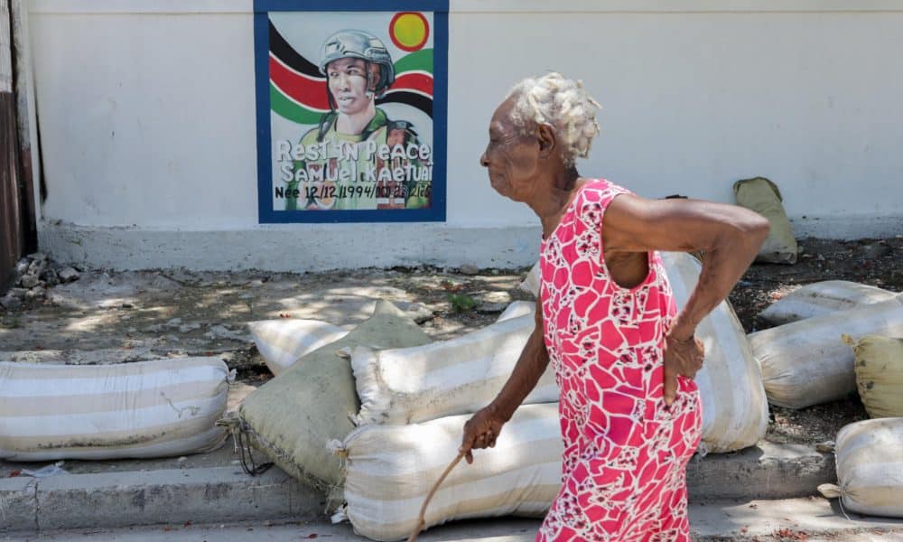 Una persona caminado frente a una pintura de un soldado keniano asesinado por las pandillas, en Petite Rivière de l'Artibonite (Haití), en una fotografía de archivo. EFE/ Patrice Noel