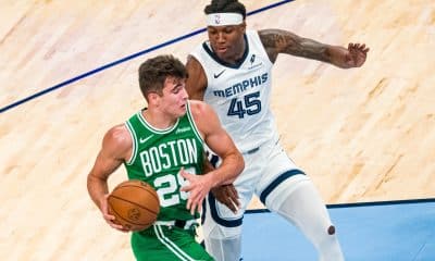 Hugo González (i), con el balón ante G. G. Jackson, durante el partido que dispujtaron Memphis Grizzlies y Boston Celtics en el estadio FedExForum, en Memphis (Estados Unidos). EFE/ Matthew A. Smith