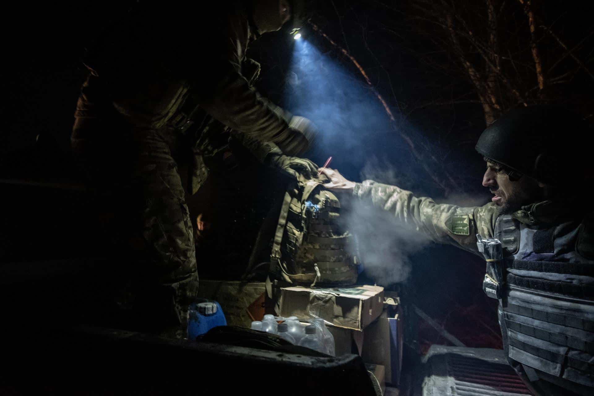 imagen de archivo de soldados de la 68ª Brigada del Ejército ucraniano preparando suministros, drones y armamento para entrar en su posición de combate. EFE/EPA/MARIA SENOVILLA