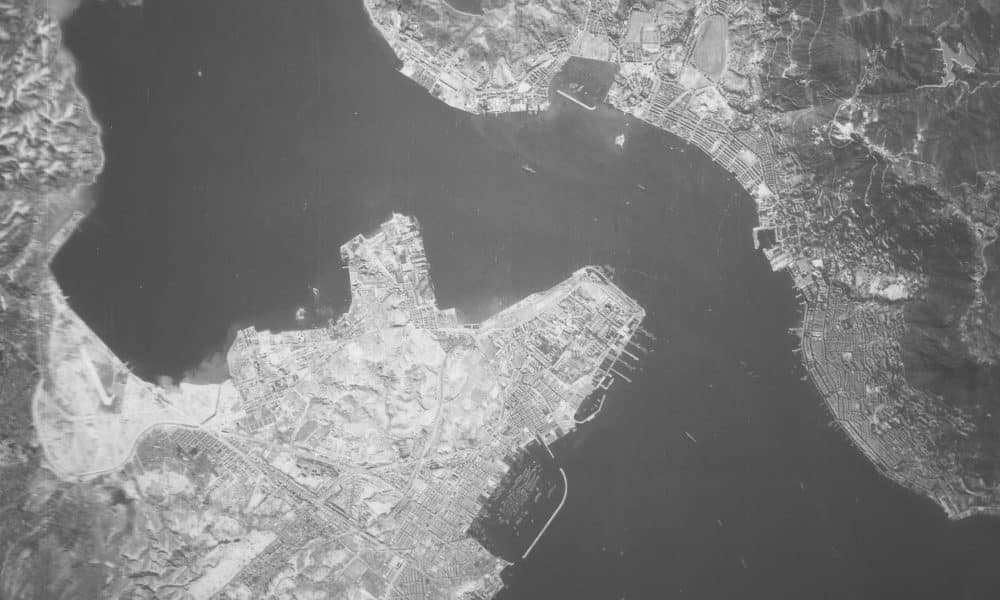 Fotografía aérea cedida por Hong Kong Spatial History Project / Hong Kong Baptist University de bombardeos sobre Hong Kong durante la II Guerra Mundial. EFE/ Hong Kong Spatial History Project / Hong Kong Baptist University /SOLO USO EDITORIAL/ NO VENTAS/ SOLO DISPONIBLE PARA ILUSTRAR LA NOTICIA QUE ACOMPAÑA (CRÉDITO OBLIGATORIO)