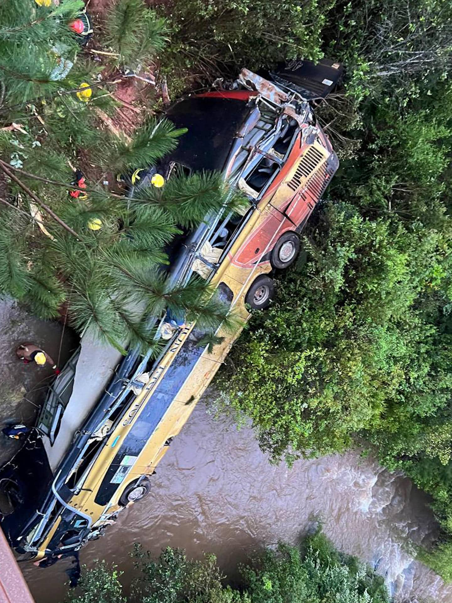 Dos personas fallecieron y varias resultaron heridas en la madrugada de este domingo cuando el ómnibus en el que viajaban cayó desde un puente a un arroyo en la provincia argentina de Misiones, en el noreste del país. EFE/Policía de Misiones